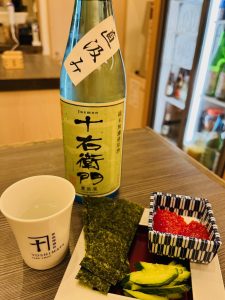 筋子ときゅうりの海苔包み（豊島屋酒店 日替わりのアテ）と「金婚 純米無濾過生原酒 十右衛門　直汲み」（季節限定品）